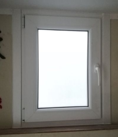 παράθυρο pvc μπάνιου